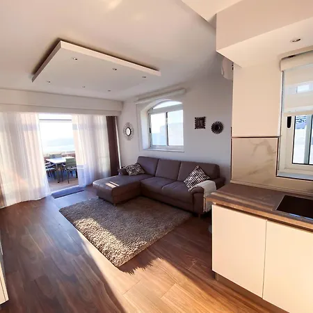Blue Sky Apartment *